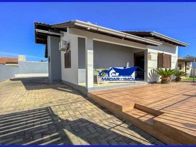 Casa com 63m² quadrados, 2 dormitórios, 3 vagas de garagem, piscina, no Bairro Lago Azul
