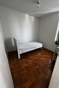 Disponibilizo um quarto em um apartamento