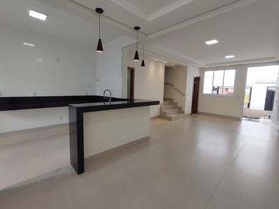 Sobrado em Cazeca, Uberlândia/MG de 124m² 3 quartos à venda por R$ 549.000,00