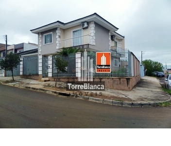 Sobrado em Uvaranas, Ponta Grossa/PR de 166m² 4 quartos à venda por R$ 749.000,00 ou para locação R$ 3.900,00/mes