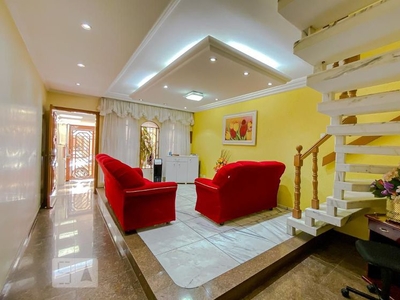 Casa com 3 Quartos e 3 banheiros para Alugar, 230 m² por R$ 3.999/Mês