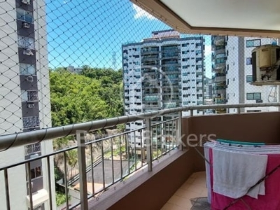 Excelente apartamento com estrutura completa de lazer à 50 m da praia. com varanda, sala em dois ambientes, 3 quartos sendo uma suíte (um quarto com armários), cozinha montada, área de serviço e depen