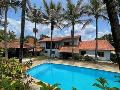 Espaçosa casa com lazer e natureza em ambiente confortável