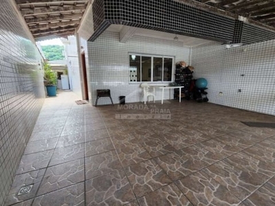 Sobrado no canto do forte, 3 dormitórios, sacada, quintal, confira na imobiliária morada na praia.