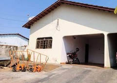 Casa com 4 quartos à venda no bairro Vila Santa Helena, 280m²