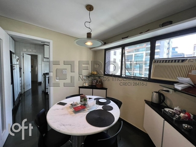 Apartamento à venda em Itaim Bibi com 220 m², 3 quartos, 3 suítes, 4 vagas