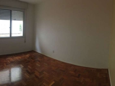 Apartamento de 02 dormitórios, com uma vaga de garagem coberta no bairro mont serrat. imóvel com 75m² de área privativa, cozinha montada, banheiro social com box e área de serviço. piso parquet, or