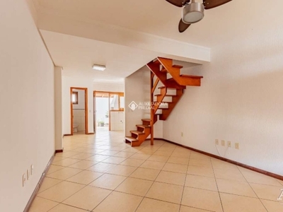 Casa em condomínio fechado com 3 quartos para alugar na avenida juca batista, 1458, cavalhada, porto alegre, 175 m2 por r$ 2.500