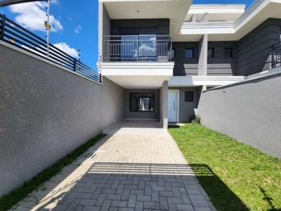 Lindo sobrado de frente pra rua em condomínio residencial com 3 dormitórios sendo uma suíte e demais dependências.