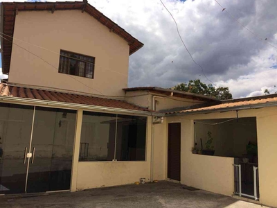 Casa com 2 quartos à venda no bairro Retiro, 360m²