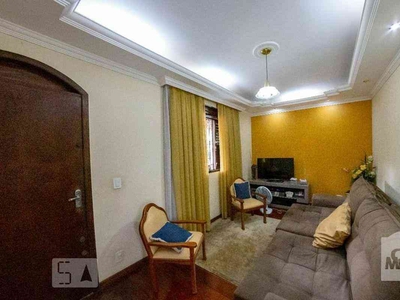Casa com 3 quartos à venda no bairro Castelo, 245m²