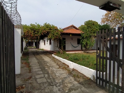 Casa Térrea em enorme terreno murado