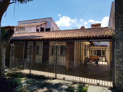 Vendo casa, rua fechada. Rua arborizada e silenciosa