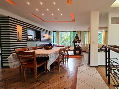 Casa de condomínio em Itaipu com 4 quartos (3 suítes) piscina e espaço gourmet.