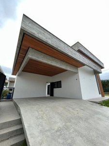 Casa para venda tem 200 metros quadrados com 4 quartos em Santa Regina - Camboriú - SC