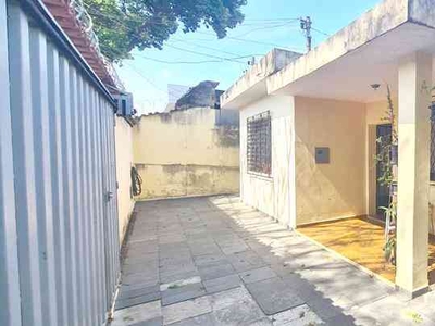 Casa com 3 quartos à venda no bairro Camargos, 360m²