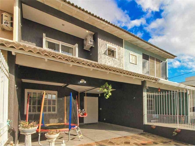 Casa com 3 quartos à venda no bairro Hípica, 122m²