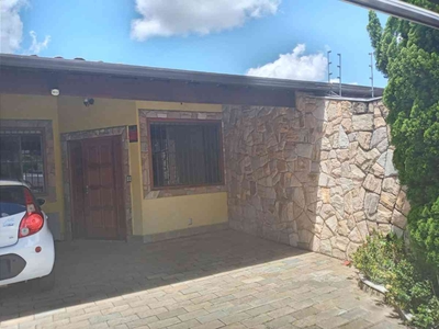 Casa com 3 quartos à venda no bairro Santa Branca, 160m²