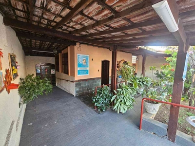Casa com 4 quartos à venda no bairro Santa Amélia, 210m²