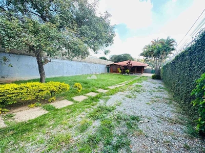 Casa com 4 quartos à venda no bairro Trevo, 750m²