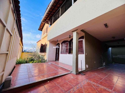 Casa com 4 quartos à venda no bairro Vila Clóris, 336m²