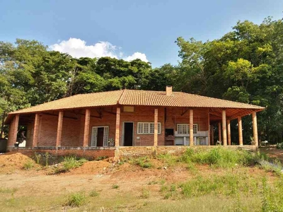Fazenda com 4 quartos à venda no bairro Zona Rural, 400m²