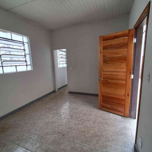 Galpão com 4 quartos para alugar no bairro Carlos Prates, 150m²