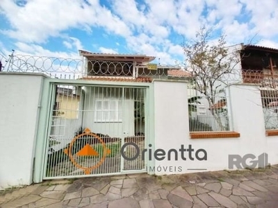 Imobiliária orientta aluga casa para alugar no bairro jardim itu. ótima casa com três dormitórios, sendo duas suíte no andar superior. no térreo fica o estar, o jantar, a cozinha e o lavabo, na casa d