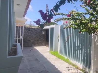 Alugo casa com 3 quartos na jatiuca, próximo ao Maikai