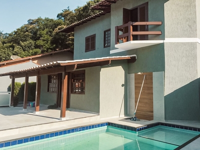 Casa em Itaipu, Niterói/RJ de 200m² 4 quartos à venda por R$ 899.000,00
