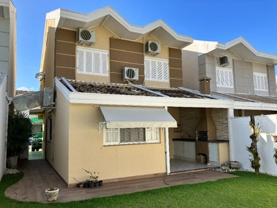 Casa em Urbanova, São José dos Campos/SP de 200m² 3 quartos à venda por R$ 989.000,00