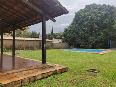 EXCELENTE CASA COM SALA, 04 QUATOS, 1 SUITE, DCE, GARAGEM, JARDIM, PISCINA