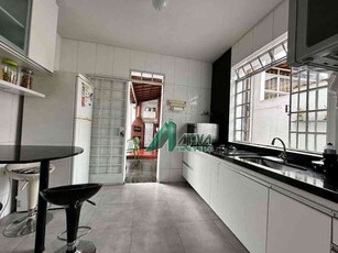Casa com 4 quartos à venda no bairro Floresta, 480m²