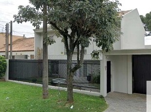 Casa em 3 pisos, diferenciada, excelente investimento. 3 entradas separadas. Em declive co