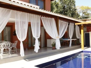 Casa super luxo 4 suítes e piscina na melhor localização de Arraial