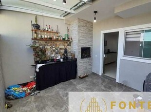 Lindo sobrado. No térreo: sala para dois ambientes, cozinha, lavabo, churrasqueira com fec