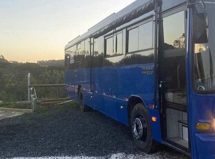 O motorhome também conta com diversas comodidades, como água quente na pia, uma caixa de á