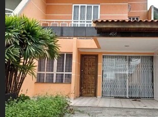 Sobrado triplex semi-mobiliado no Xaxim em Curitiba/PR contendo 3 dormitórios sendo 1 suít