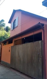 Casa aconchegante com quarto, sala de estar, varanda, garagem, em Eng. Paulo de Frontin/RJ