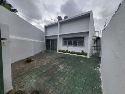 Vende-se Ampla Casa localizada na Rua Iris Alagoense, nº 859, no bairro do Faro