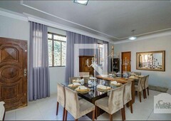 Casa com 3 quartos à venda no bairro Calafate, 240m²
