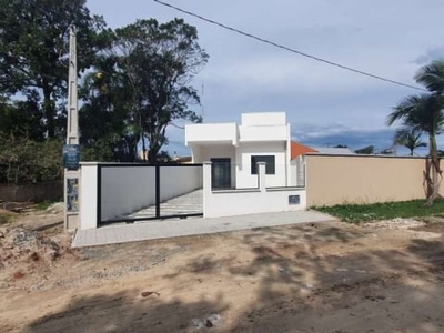 Casa com 3 dormitórios sendo 01 suíte, a 150 metros do mar, com 89m² de área útil e 225m² de terren