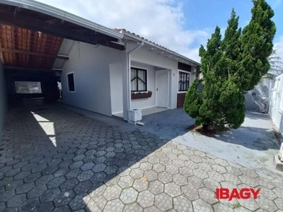 Casa com 3 quartos para alugar na rua dos palmiteiros, 90, madri, palhoça, 180 m2 por r$ 2.900