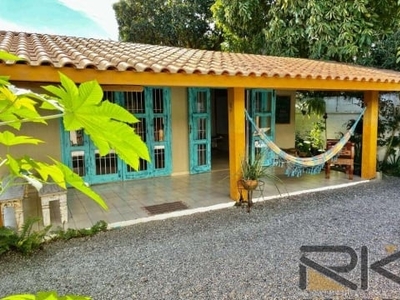 Casa no itaguá com 3 dormitórios sendo 1 suíte,varanda,quintal