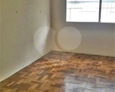 Apartamento 3 dormitórios com 1 vaga de garagem no Menino Deus