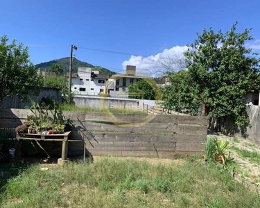 Casa de 2 dormitórios com amplo terreno na Vargem Grande