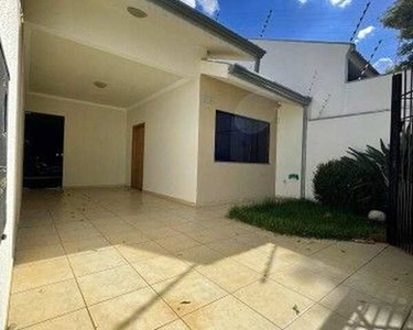 Excelente Casa com 3 dormitórios sendo 01 suíte à venda, 110 m² de construção e 160 m² de