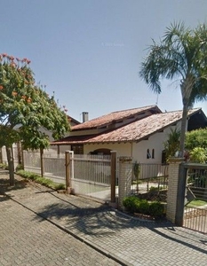 Casa nobre 1 suíte e mais 2 quartos, 450m2 de terreno e 220m2 a casa.