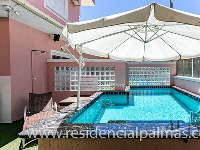 Excelente casa com 5 dorm, piscina, ar split, +-230 metros da praia.