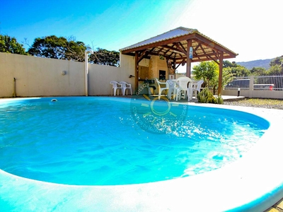 Ampla casa com piscina localizada a 250 da praia de Mariscal - Bombinhas.